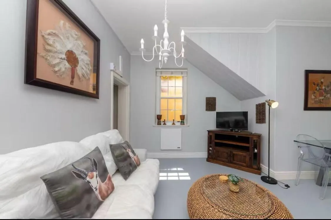 Apartment Vintage Alcove In Green Point, Cape Town Sleeps 4